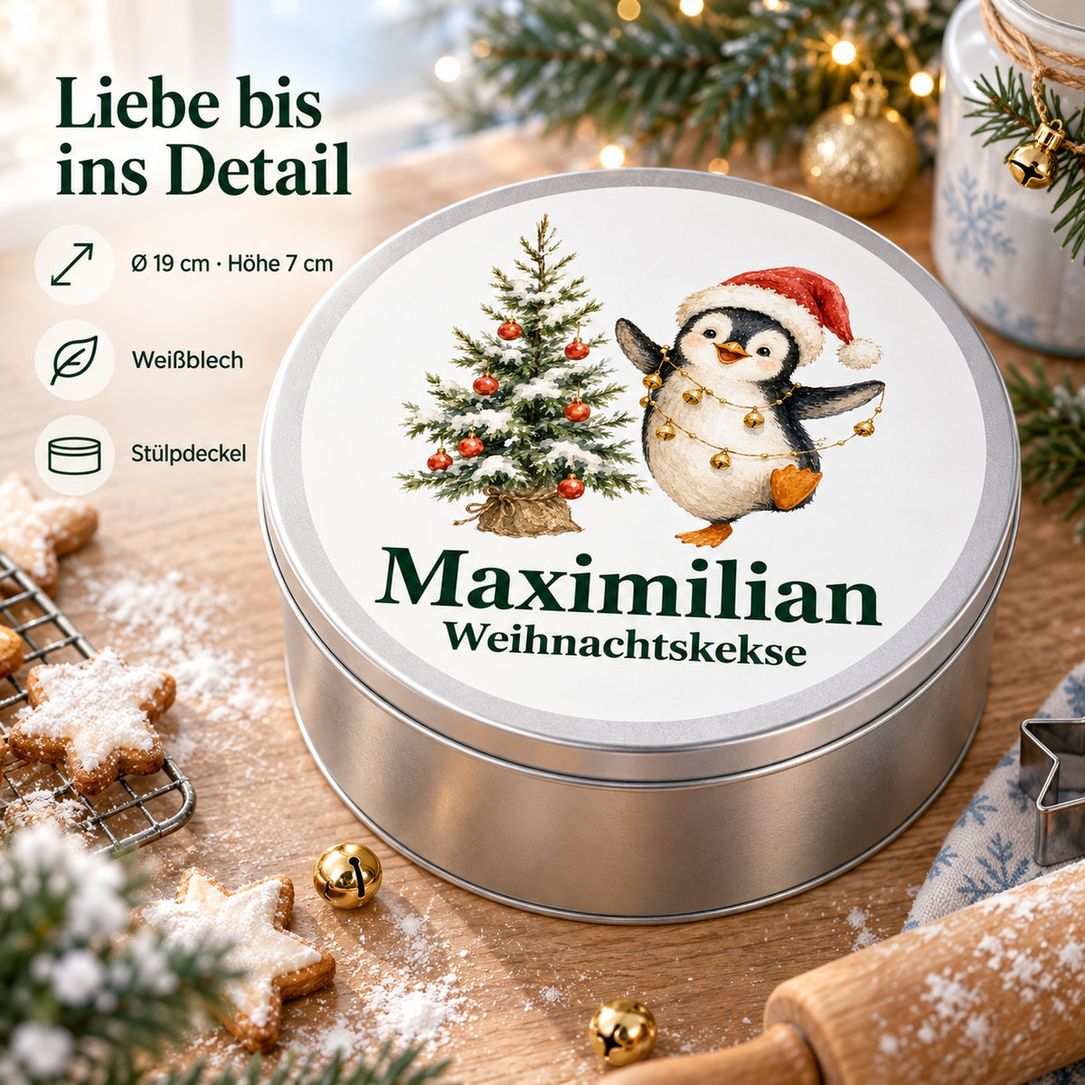 Maße und Material einer runden Keksdose mit Pinguin mit Glöckchenkette und Wunschname. Durchmesser 19 cm, Höhe 7 cm, Weißblech und Stülpdeckel.