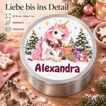 Runde personalisierte Keksdose mit Einhorn-Motiv und Wunschname, mit Angaben zu 19 cm Durchmesser, 7 cm Höhe, Weißblech und Stülpdeckel.
