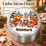 Runde personalisierte Keksdose mit Waldtiere-Motiv und Wunschname, mit Angaben zu 19 cm Durchmesser, 7 cm Höhe, Weißblech und Stülpdeckel.