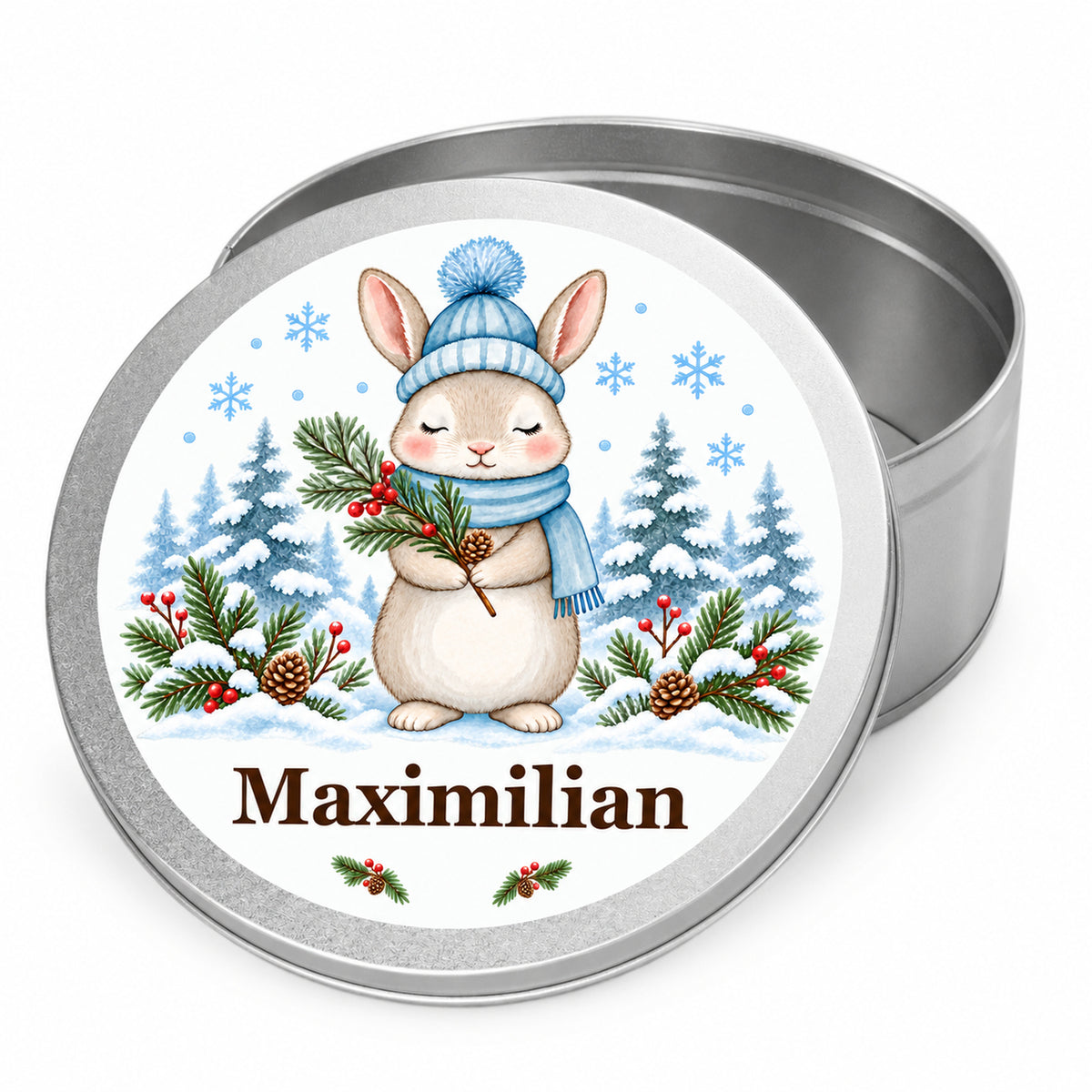 Offene Keksdose mit Winterhasen und Wunschname auf dem davor aufgestellten Deckel, auf weißem Hintergrund