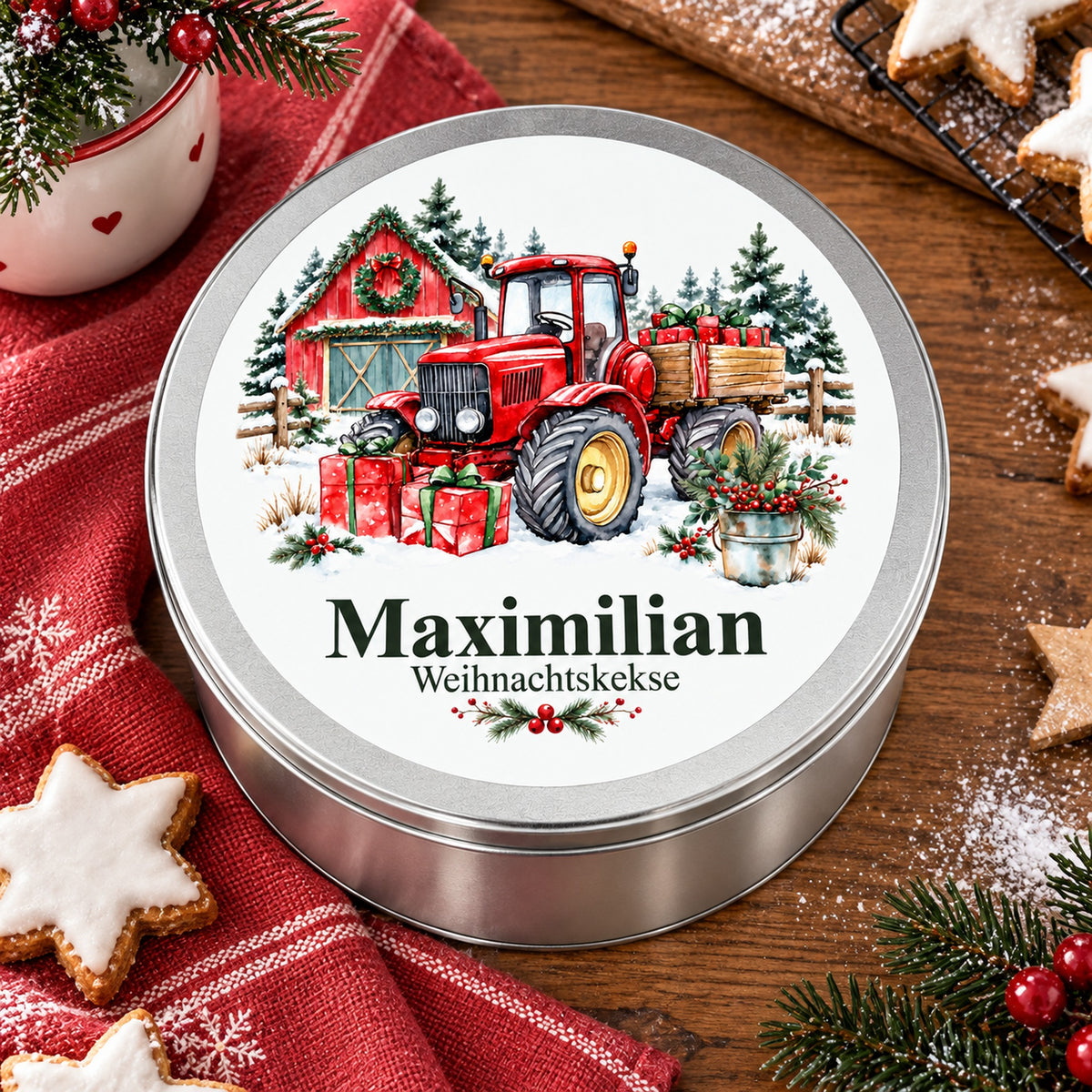 Plätzchendose mit Wunschname und Traktor mit Weihnachtsgeschenken zwischen Weihnachtsgebäck und Backzutaten