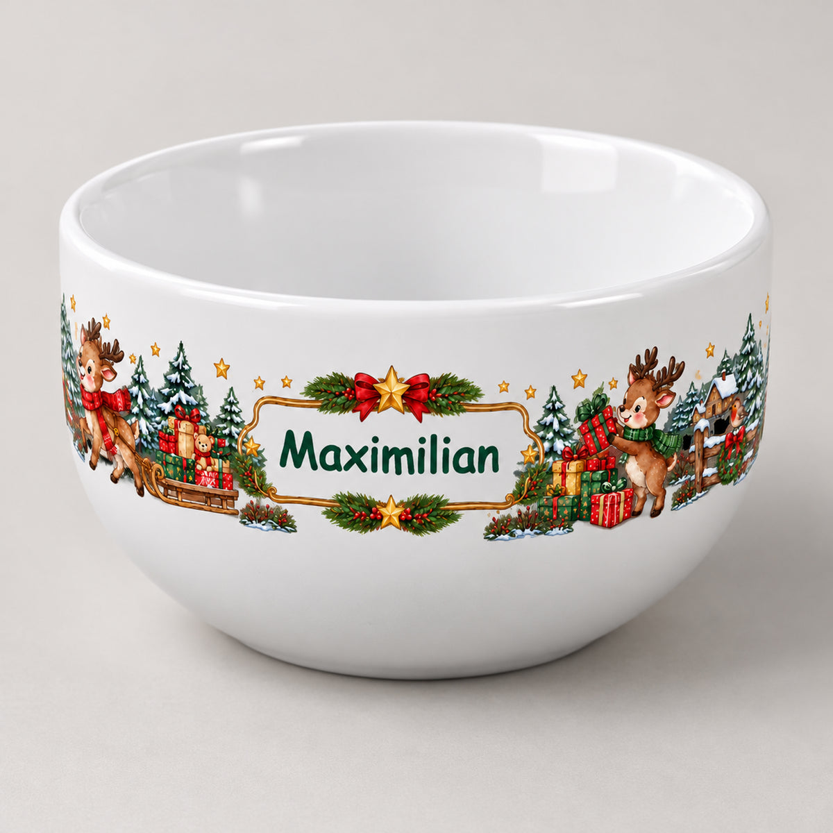 Weiße personalisierte Keramik-Müslischale mit Rentier-Weihnachtsmotiv in rechter Dreiviertelansicht mit sichtbarer Schalenform.