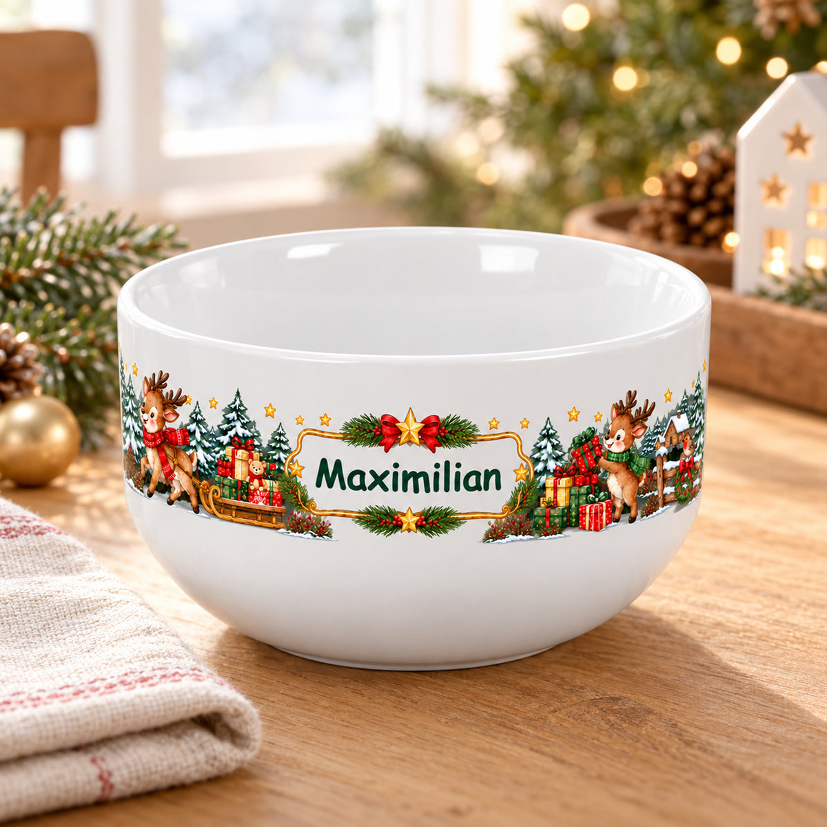Weiße personalisierte Keramik-Müslischale mit Rentier-Weihnachtsmotiv auf einem weihnachtlich dekorierten Frühstückstisch.