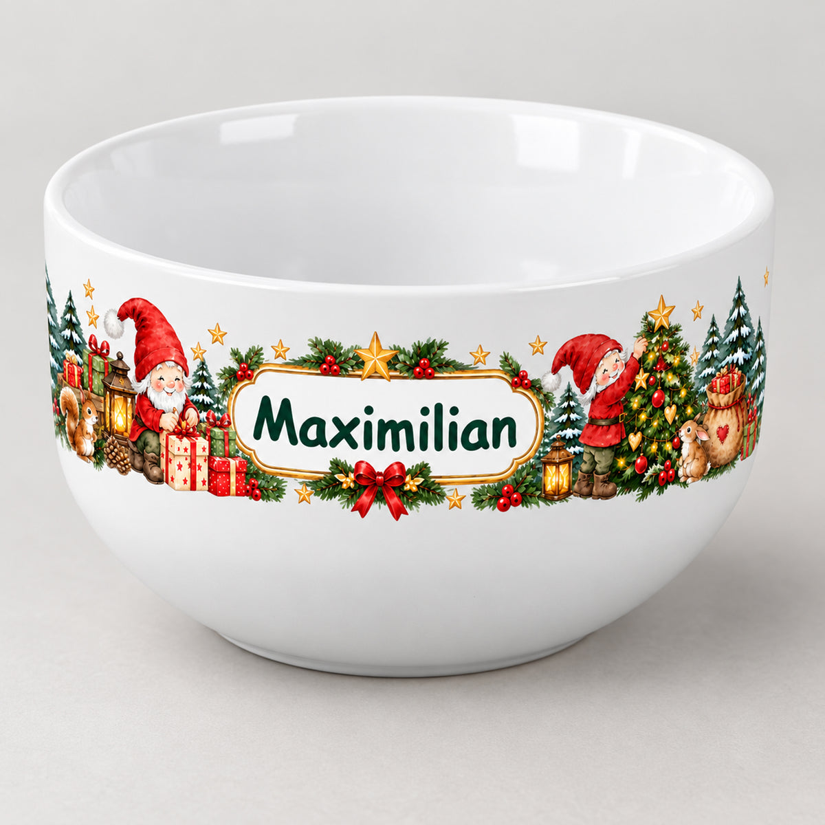 Weiße personalisierte Keramik-Müslischale mit Wichtel-Weihnachtsmotiv in rechter Dreiviertelansicht mit sichtbarer Schalenform.