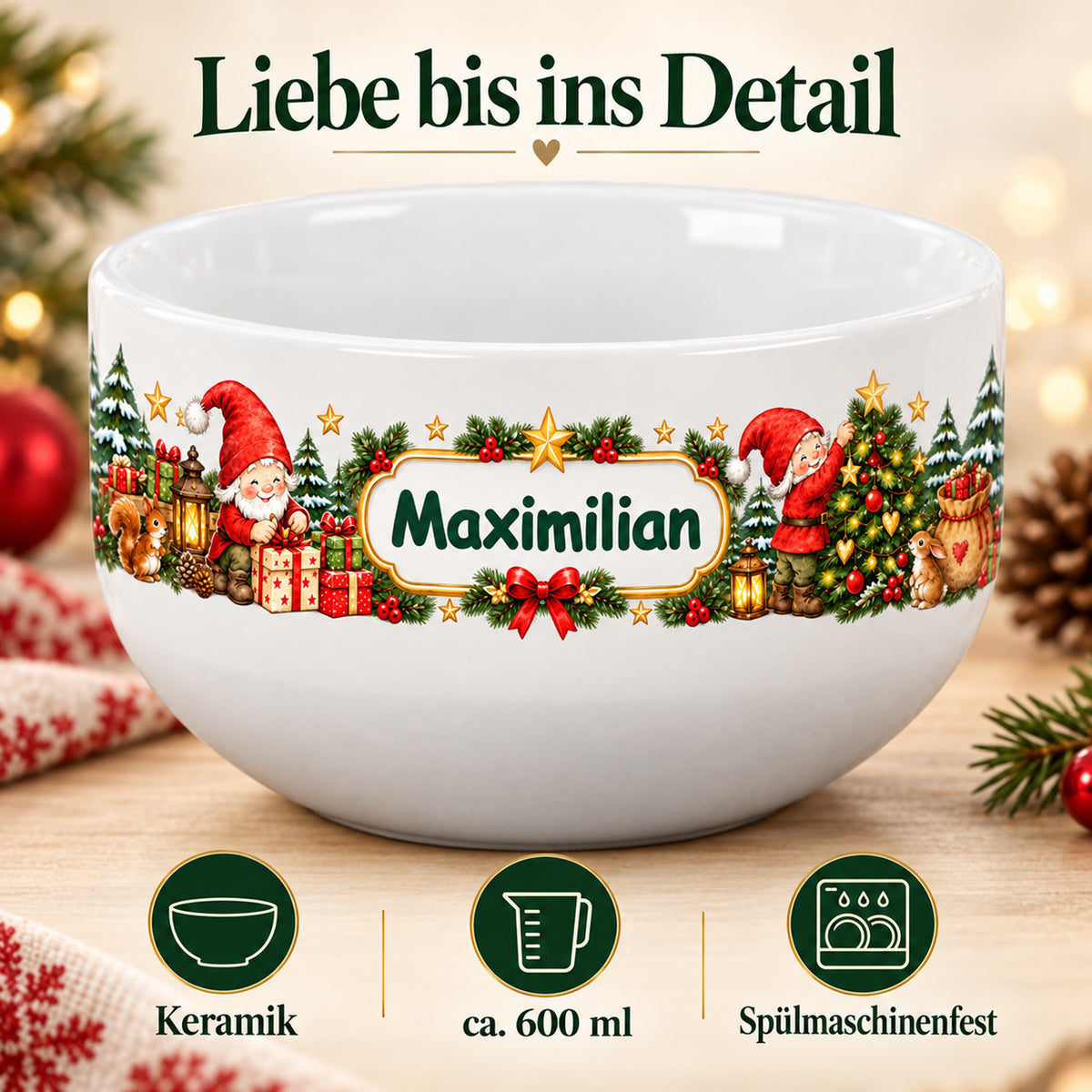 Weiße personalisierte Keramik-Müslischale mit Wichtel-Weihnachtsmotiv mit den drei Produktlabels „Keramik“, „ca. 600 ml“ und „Spülmaschinenfest“.
