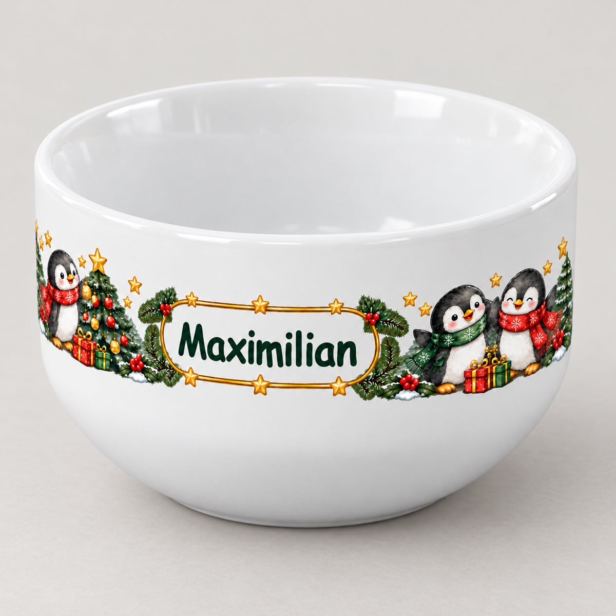 Weiße personalisierte Keramik-Müslischale mit Pinguine-Weihnachtsmotiv in rechter Dreiviertelansicht mit sichtbarer Schalenform.