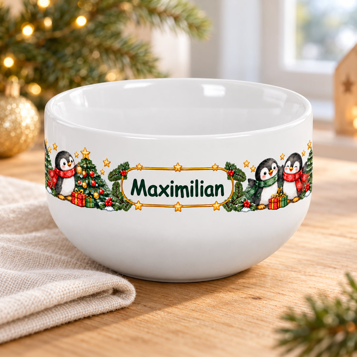 Weiße personalisierte Keramik-Müslischale mit Pinguine-Weihnachtsmotiv auf einem weihnachtlich dekorierten Frühstückstisch.