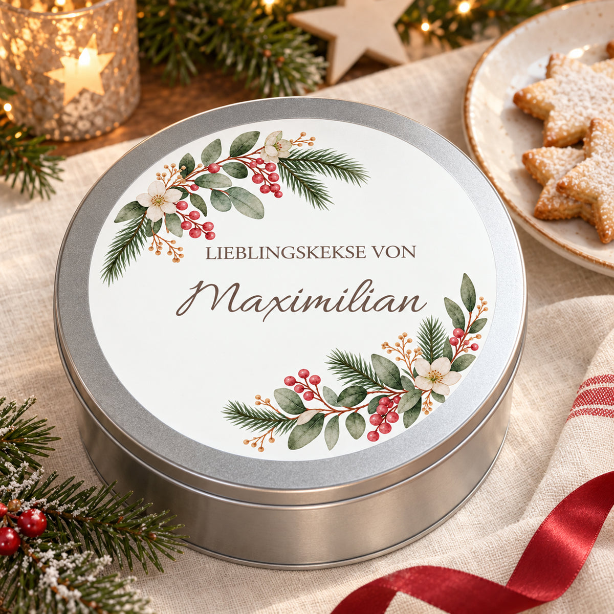 Keksdose mit Winterbeeren-Motiv als Weihnachtsgeschenk neben Plätzchen und festlicher Dekoration