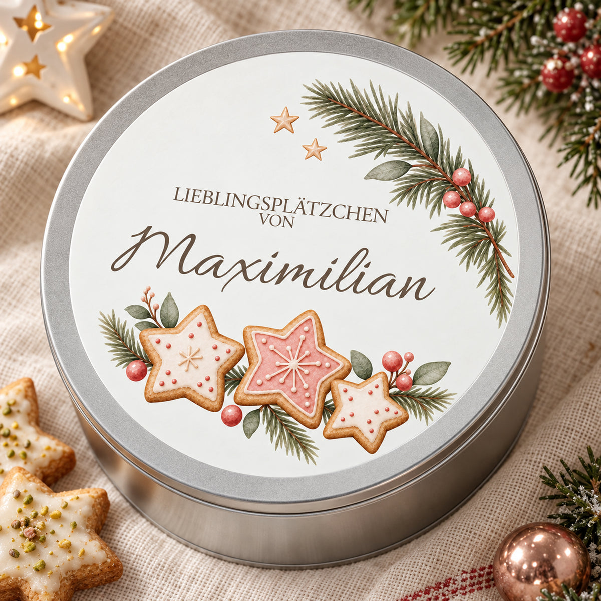 Personalisierte Keksdose mit Kekssterne und dem Namen Maximilian in Nahansicht.
