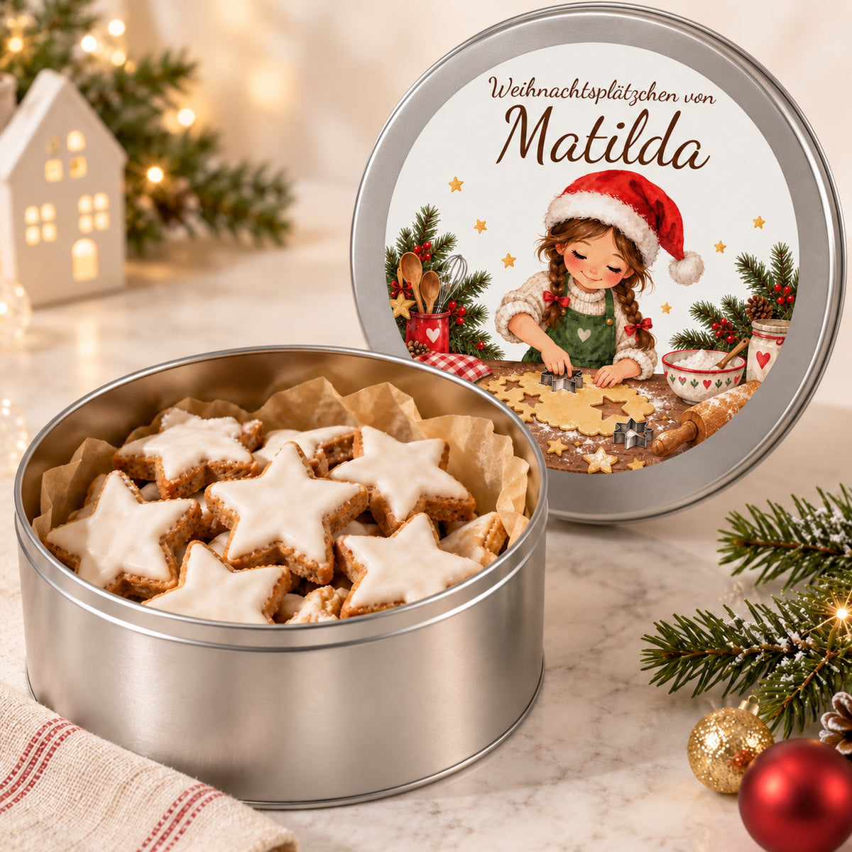 Offene Keksdose mit Sternplätzchen und aufgestelltem Deckel mit Weihnachtsbäckerin beim Sterneausstechen.