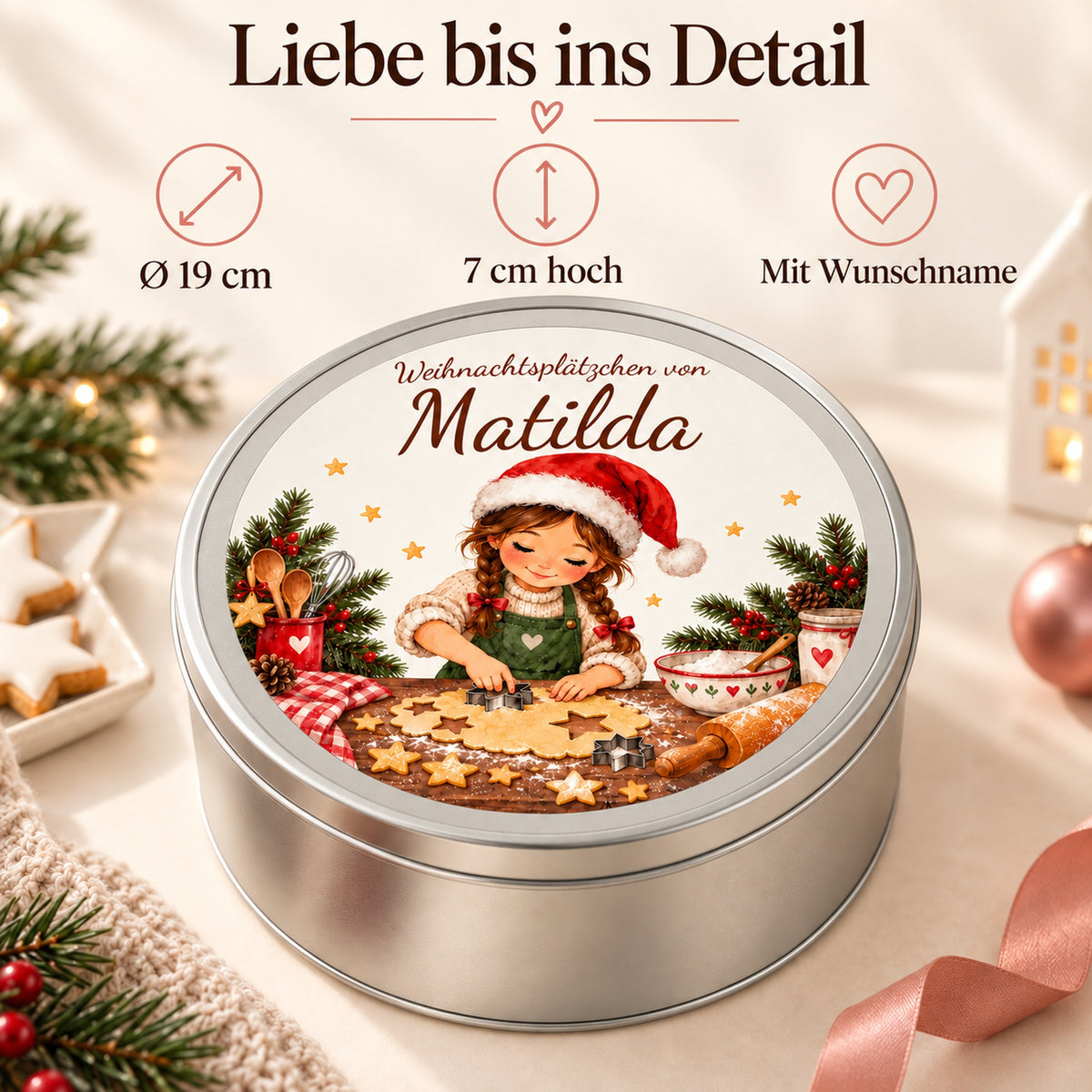 Keksdose mit Weihnachtsbäckerin und Wunschname; Angaben zu 19 cm Durchmesser und 7 cm Höhe.