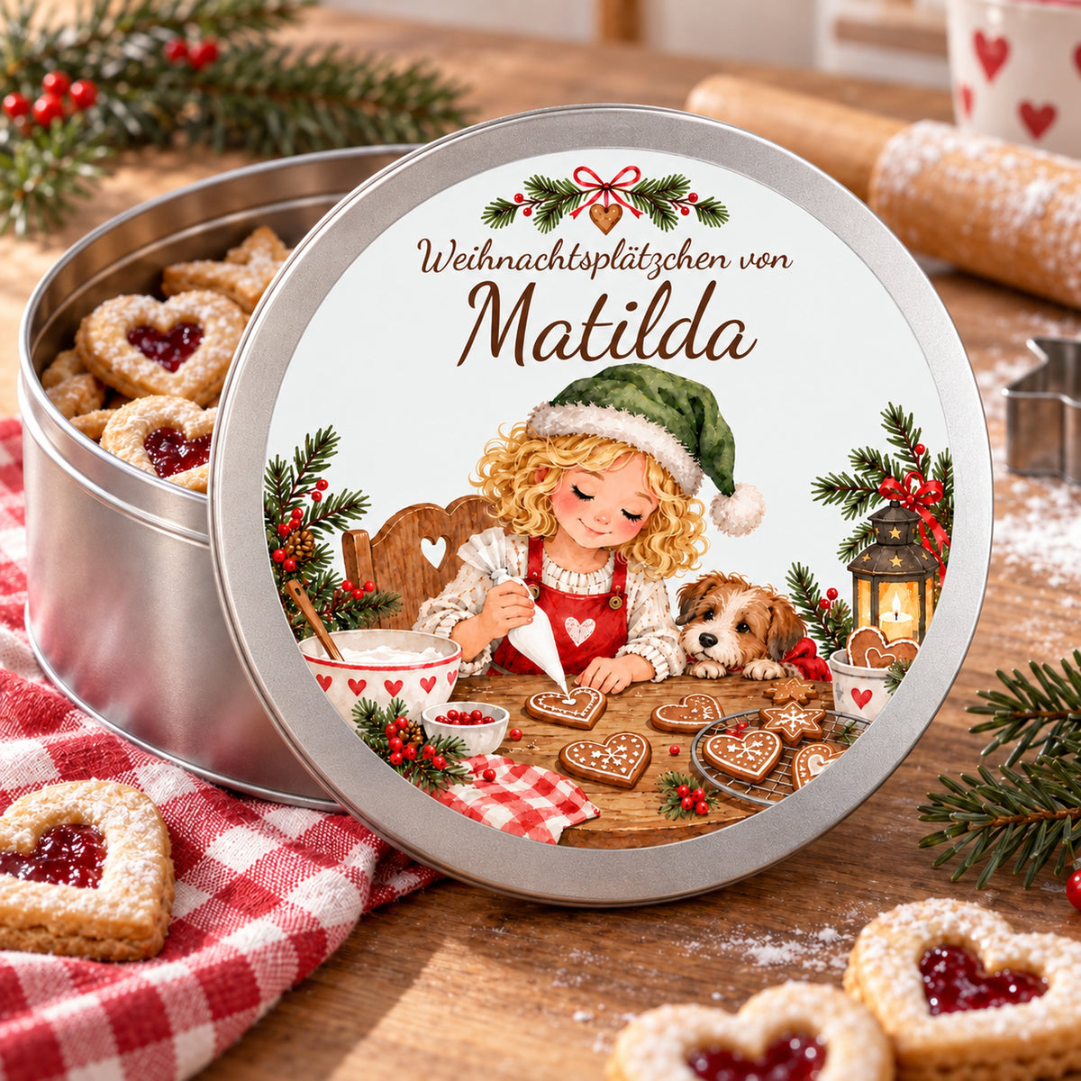 Geöffnete personalisierte Keksdose mit Weihnachtsbäckerin beim Verzieren von Herzplätzchen und kleinem Hund.