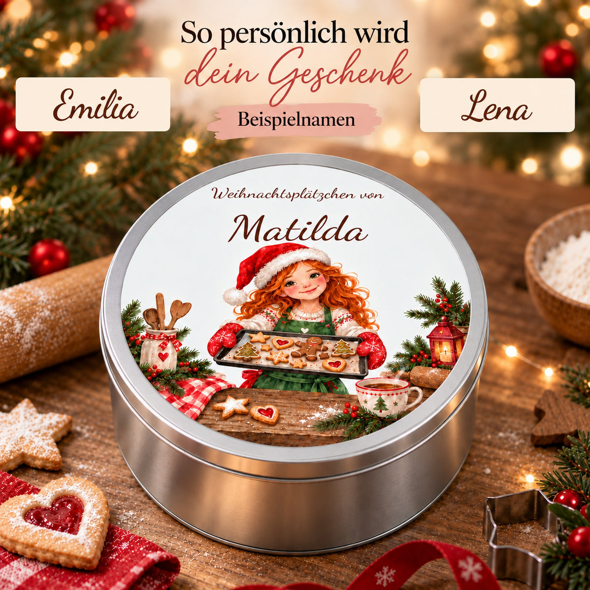 Personalisierte runde Keksdose mit Weihnachtsbäckerin und zwei flachen Feldern für weitere Beispielnamen.