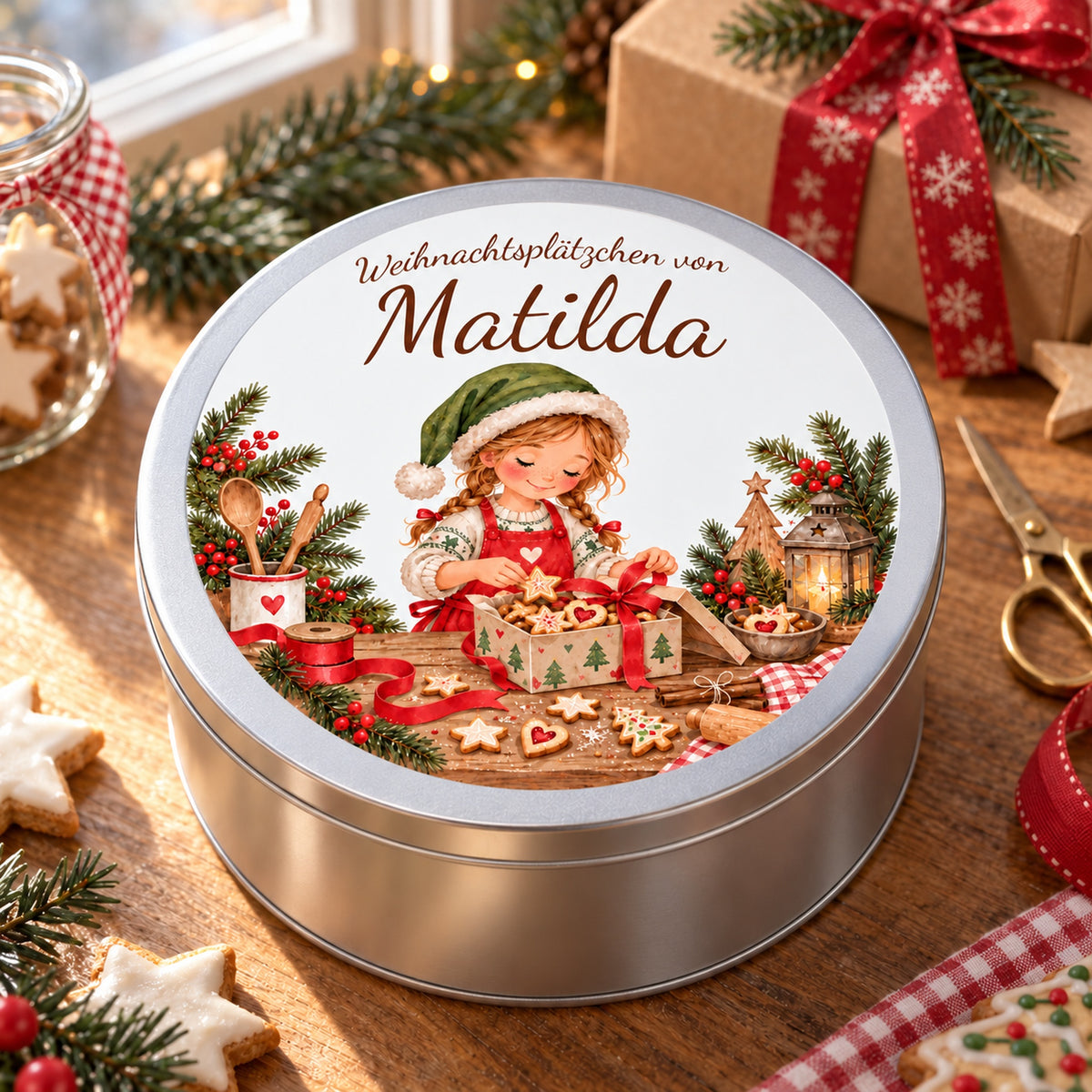 Personalisierbare Keksdose mit Weihnachtsbäckerin beim Verpacken eines Keksgeschenks in gemütlicher weihnachtlicher Umgebung.