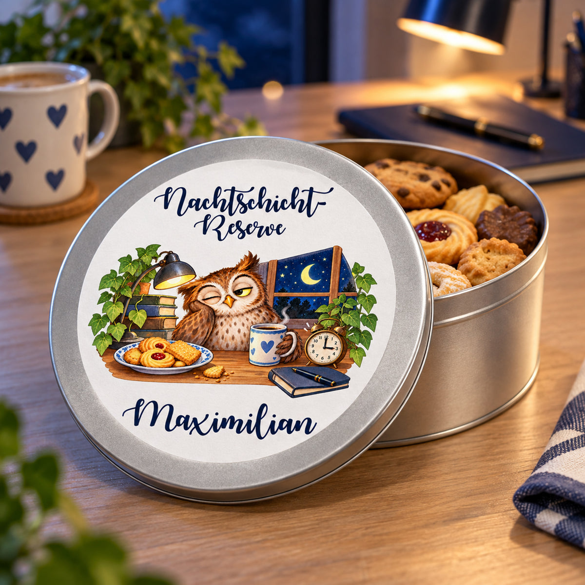 Keksdose Nachtschicht-Reserve – Am Schreibtisch: geöffnete Keksdose mit Motivdeckel und Keksen