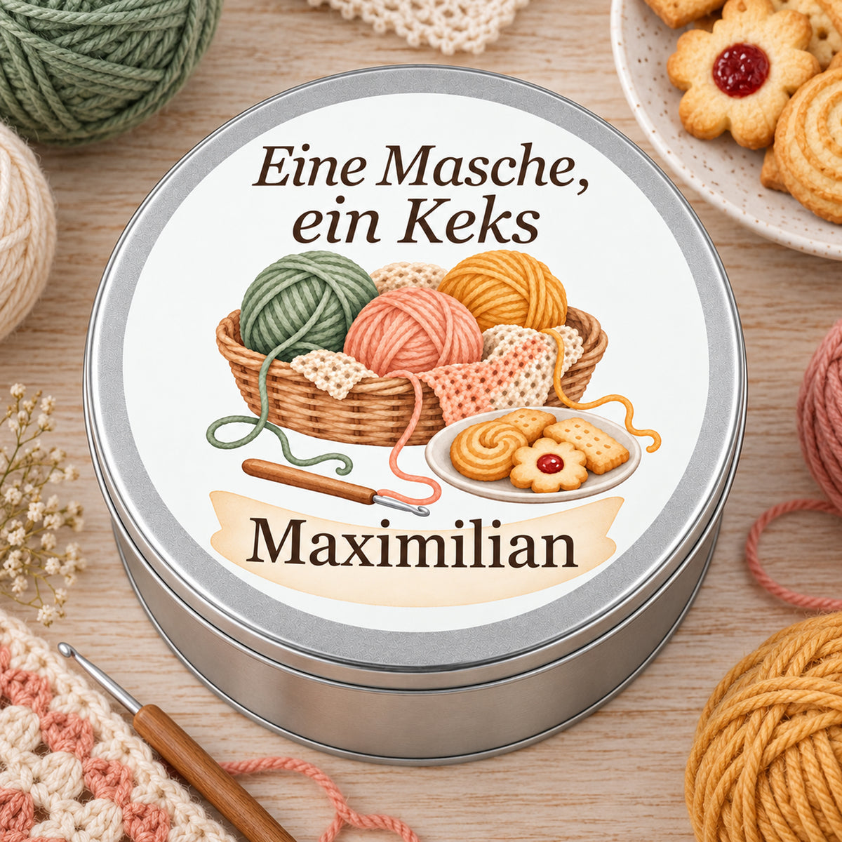 Draufsicht auf die Keksdose mit Wollkorb, Häkelstück und Keksteller in einer hellen Häkelszene.
