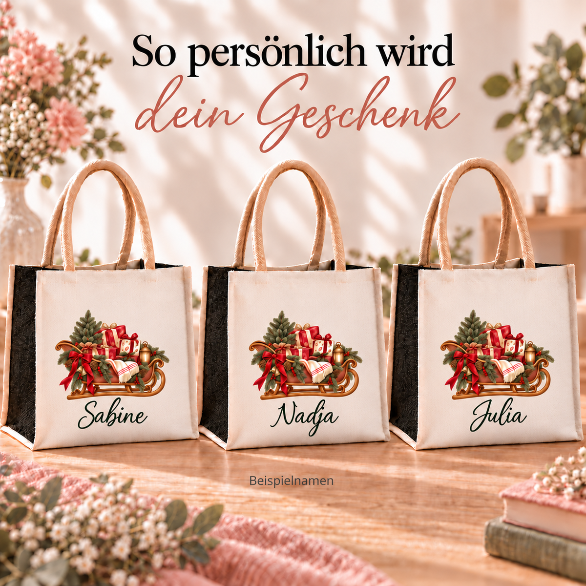 Drei Weihnachtstaschen mit identischem Geschenkschlitten-Motiv und verschiedenen Beispielnamen zur Personalisierung