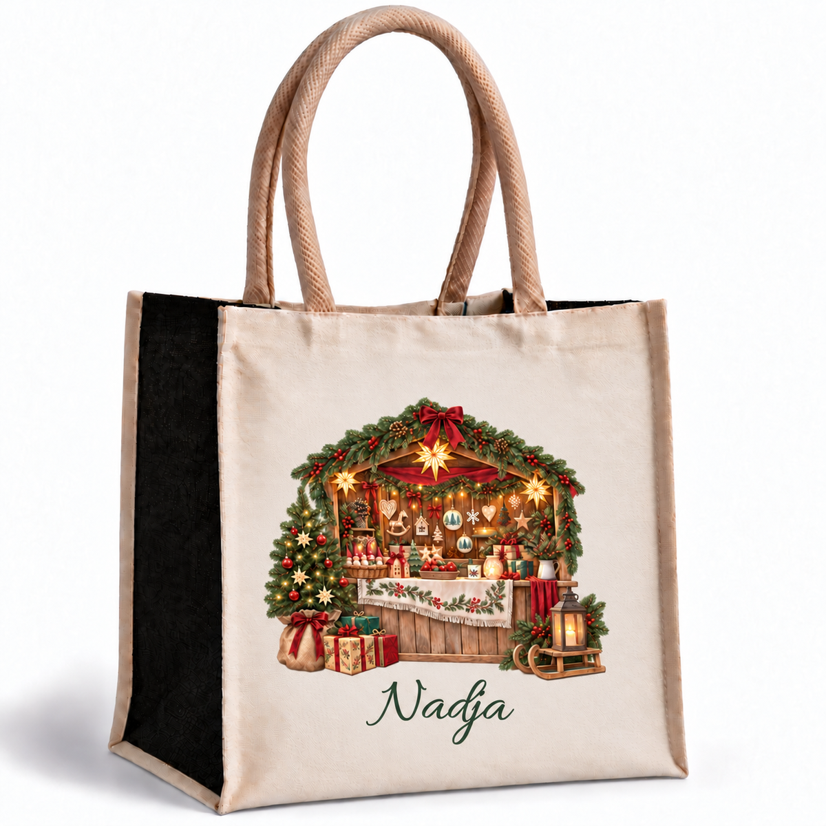 Naturfarbene Weihnachtstasche mit schwarzen Seiten, Weihnachtsmarkt-Motiv und personalisiertem Namenszug vor weißem Hintergrund