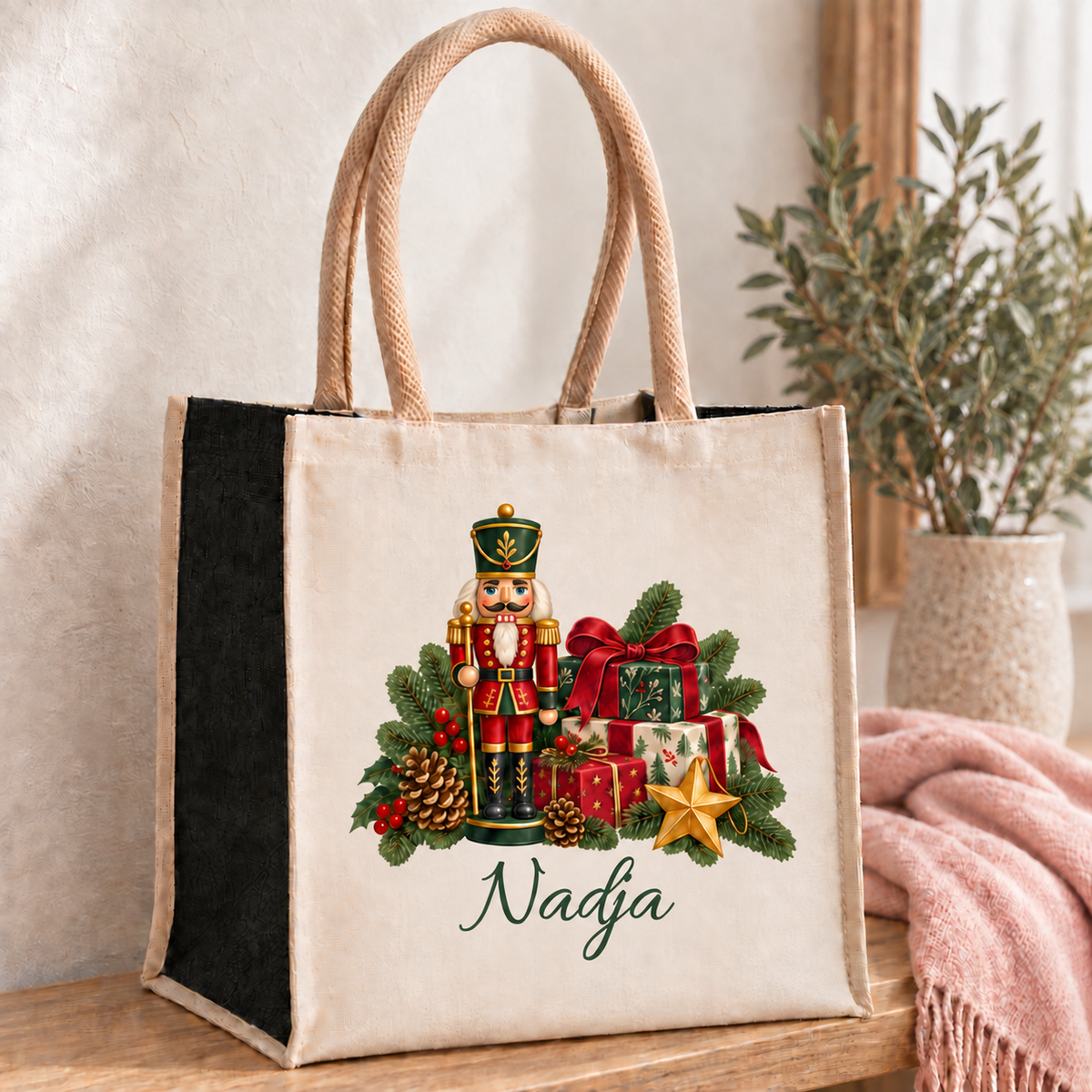 Weihnachtliche Einkaufstasche mit Nussknacker-Motiv und Namenszug auf einer Holzbank