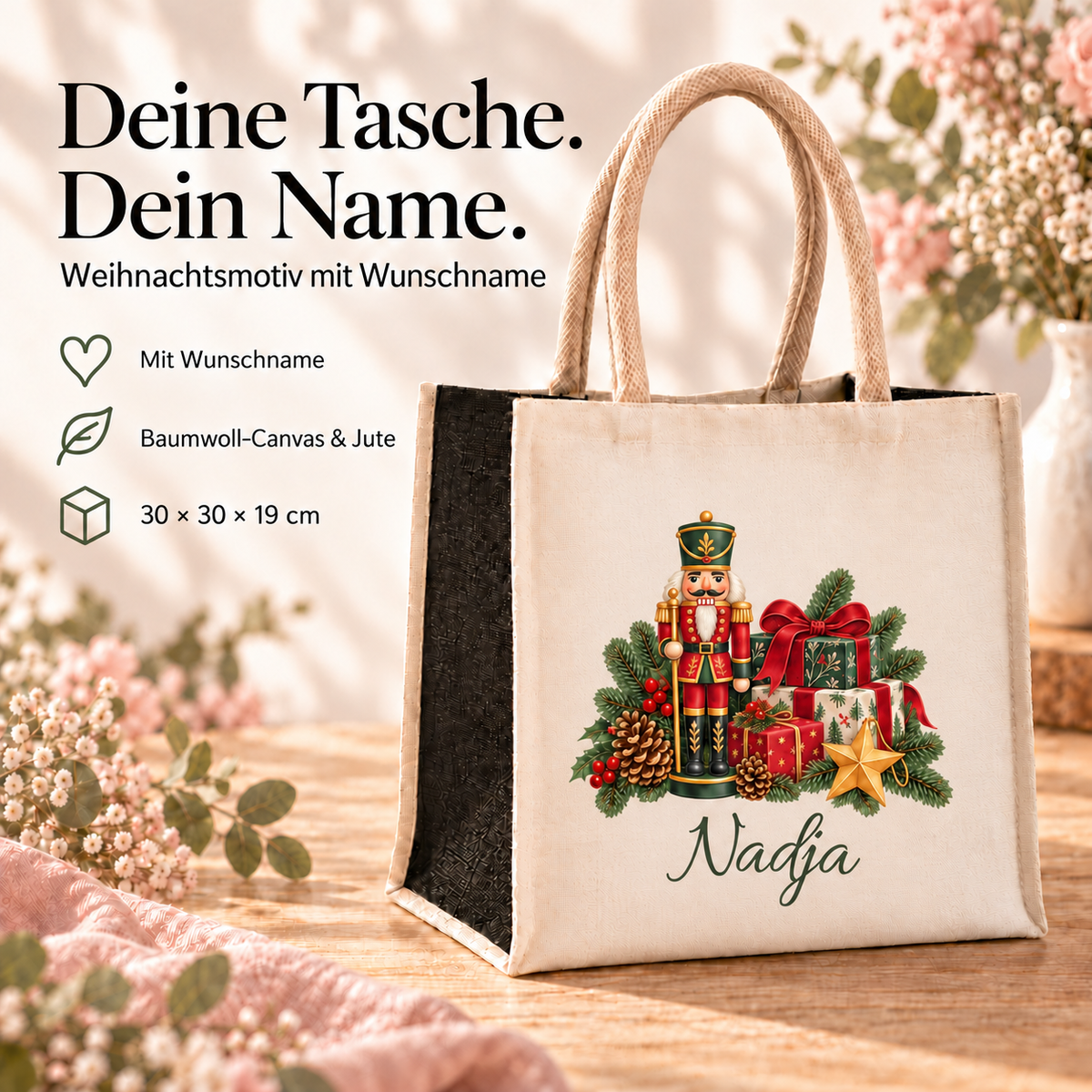 Weihnachtstasche mit Nussknacker-Motiv neben Angaben zu Wunschname, Baumwoll-Canvas, Jute und Taschenmaßen
