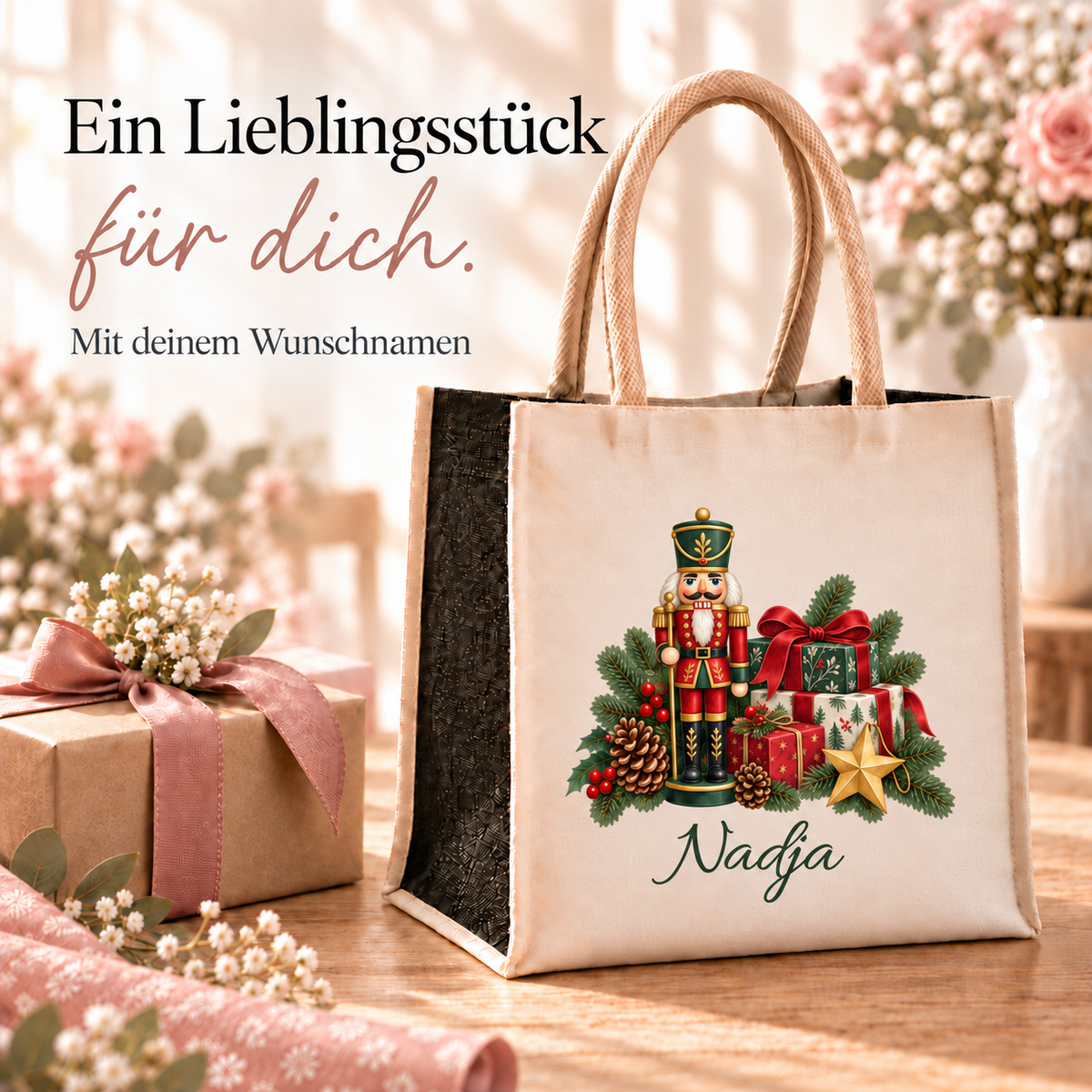 Personalisierte Weihnachtstasche mit Nussknacker-Motiv neben weihnachtlich verpacktem Geschenk