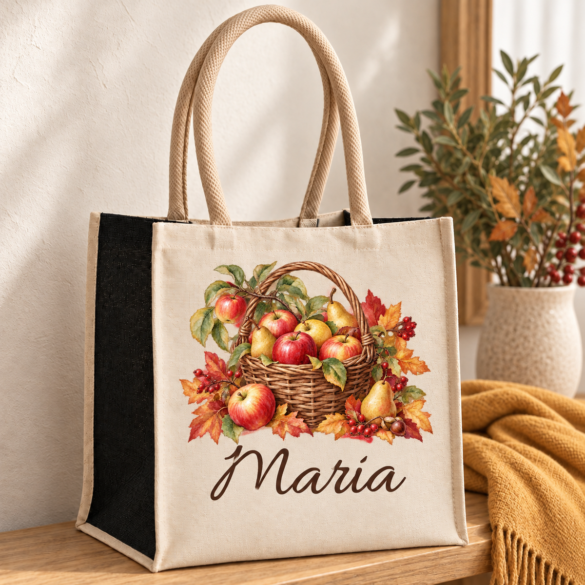 Baumwoll-Jute-Tasche mit Apfelkorb und Wunschname auf einer Holzbank