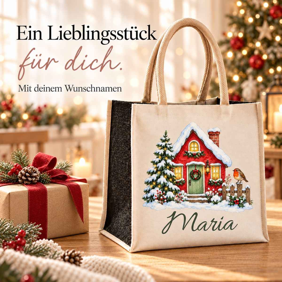 Tasche mit Motiv „Winterhäuschen mit Rotkehlchen“ und Wunschname neben einem weihnachtlich verpackten Geschenk.