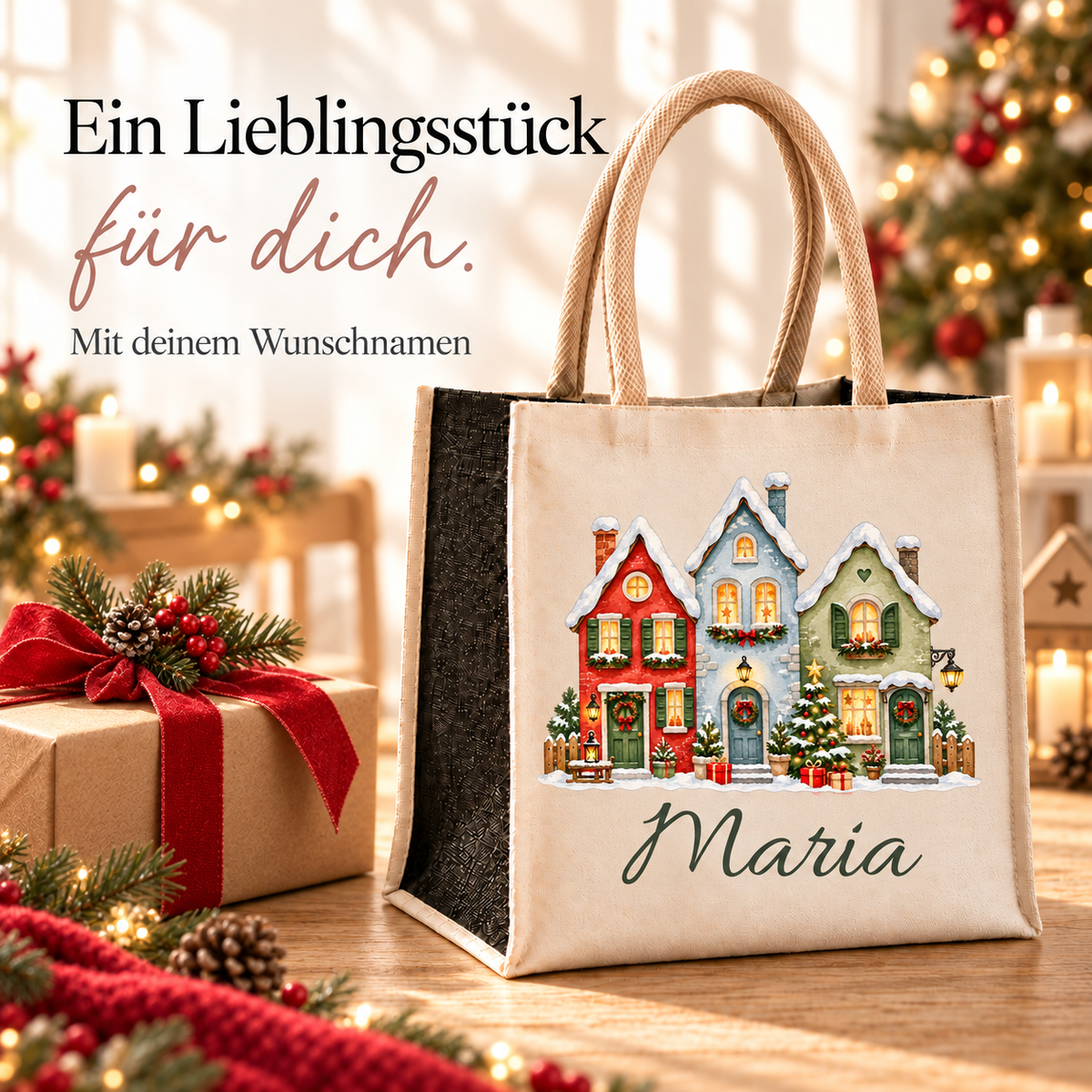 Tasche mit Motiv „Bunte Weihnachtshäuserzeile“ und Wunschname neben einem weihnachtlich verpackten Geschenk.
