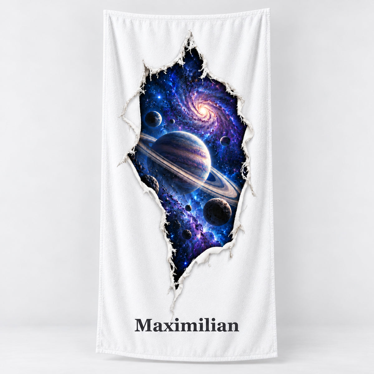 Vollständiges weißes Handtuch mit Galaxie-Aufdruck und Wunschname vor hellem Hintergrund.