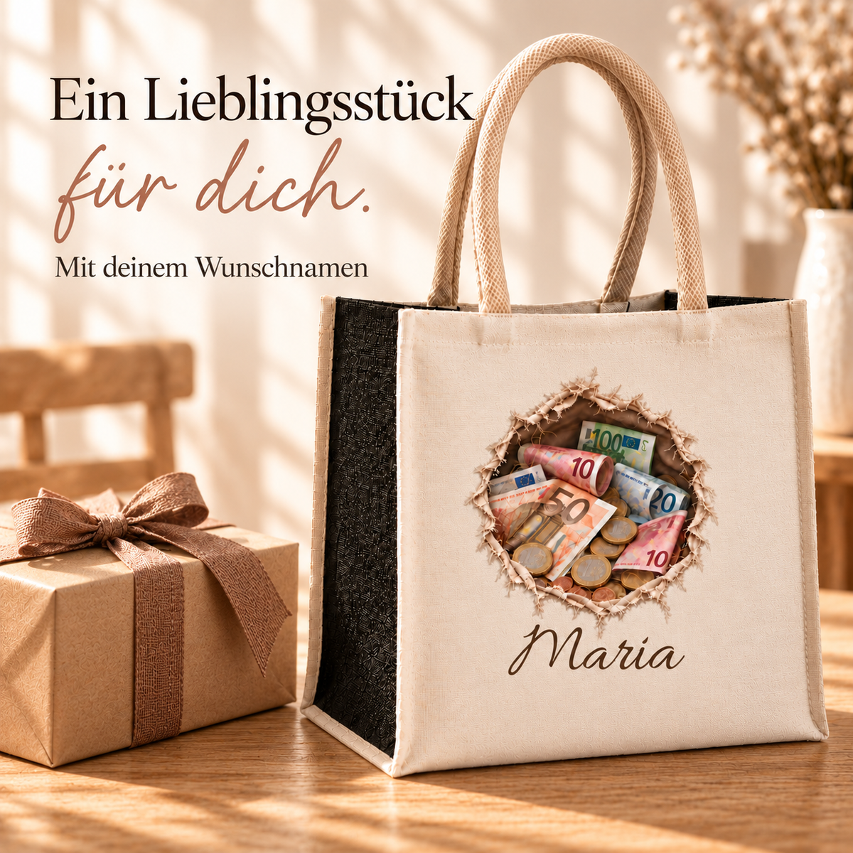 Personalisierte Shoppingtasche mit Motiv „Geld sichtbar“ neben einem Geschenk mit brauner Schleife.