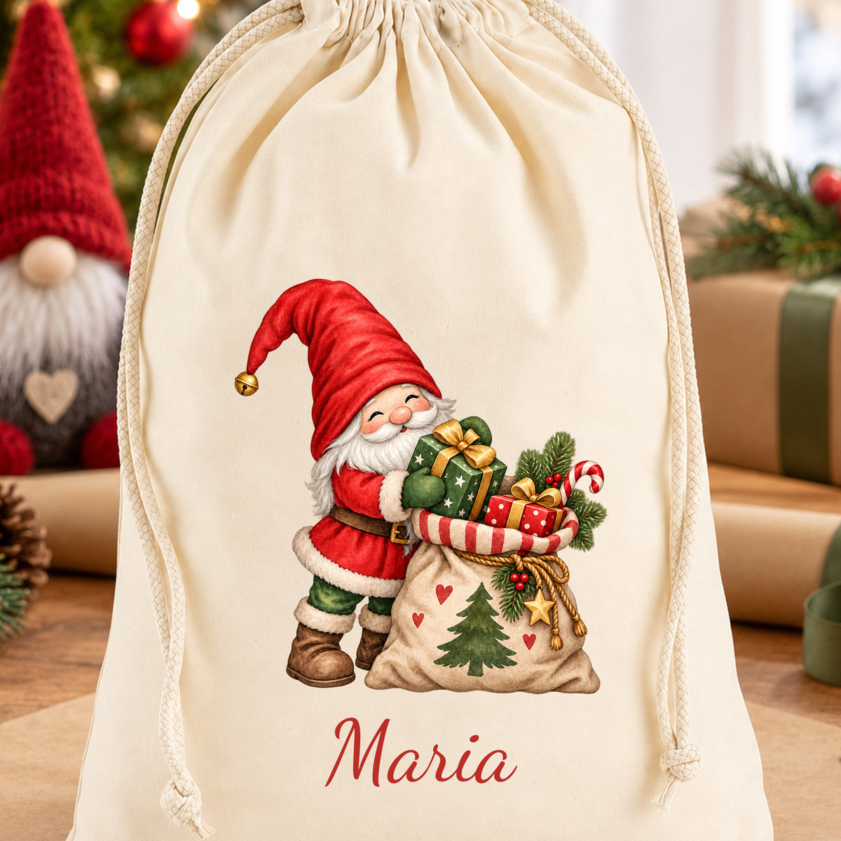 Bedruckter Wichtel-Geschenksack als weihnachtliche Geschenkverpackung in einer festlichen Umgebung