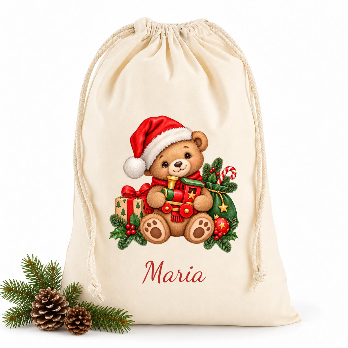 Naturfarbener Geschenksack mit Weihnachtsbär-Motiv und rotem Wunschnamen, Tannengrün und Zapfen