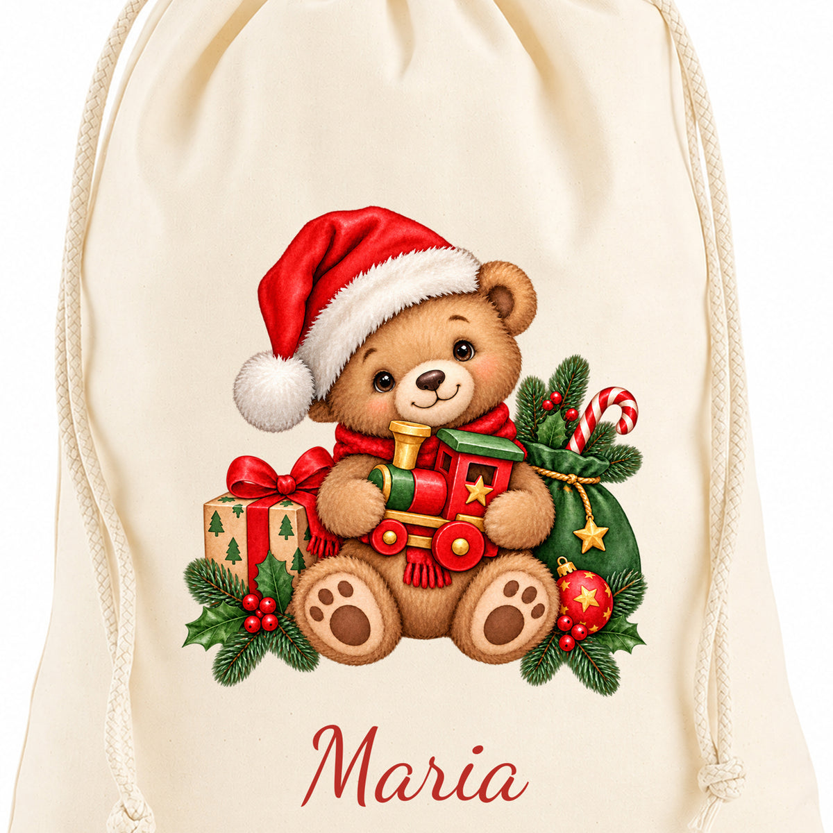 Nahaufnahme des Weihnachtsbär-Aufdrucks und der roten Namensschrift auf naturfarbenem Baumwollstoff