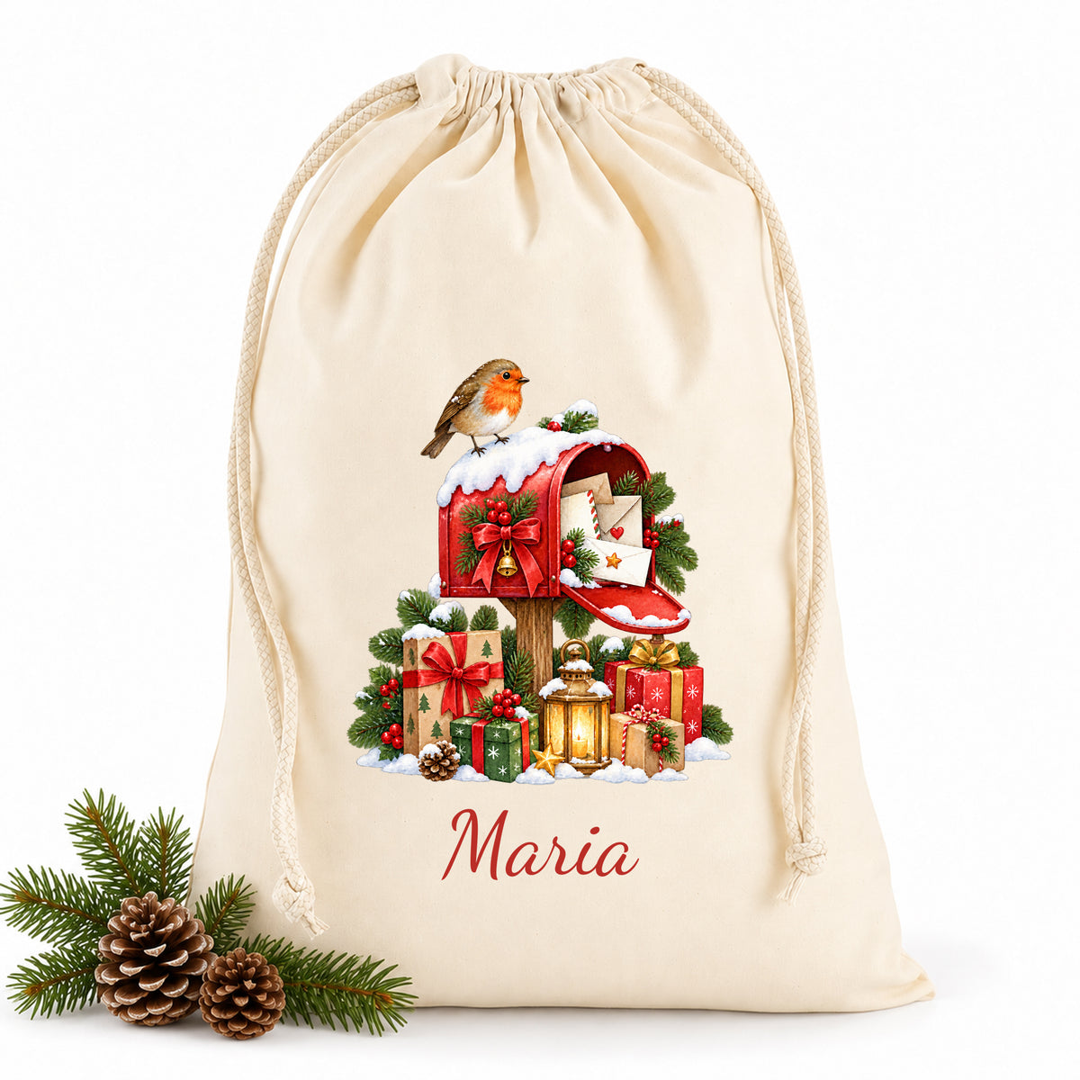 Naturfarbener Geschenksack mit Weihnachtspost-Motiv und rotem Wunschnamen, Tannengrün und Zapfen