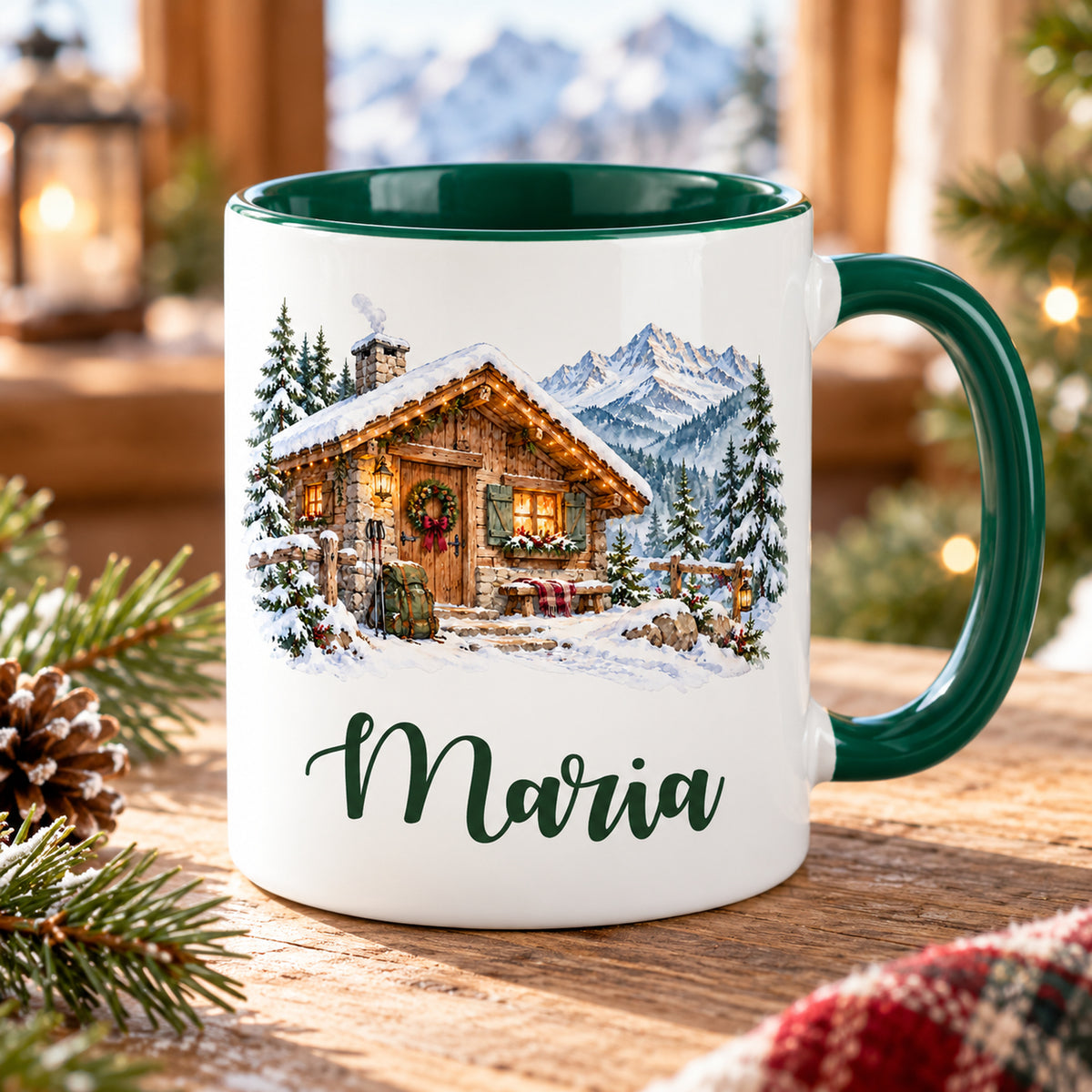 Schrägansicht der grünen Namenstasse: weihnachtliche Berghütte.