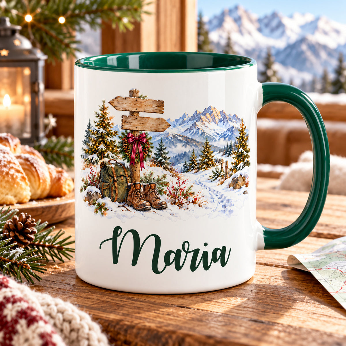 Tasse mit grünem Henkel und Name: Wegweiser vor verschneiten Bergen.