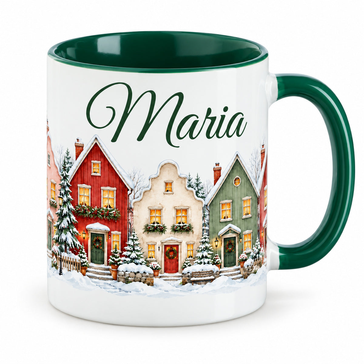 Weiße Tasse mit grünem Henkel, verschneiten Giebelhäusern und personalisiertem Namen.