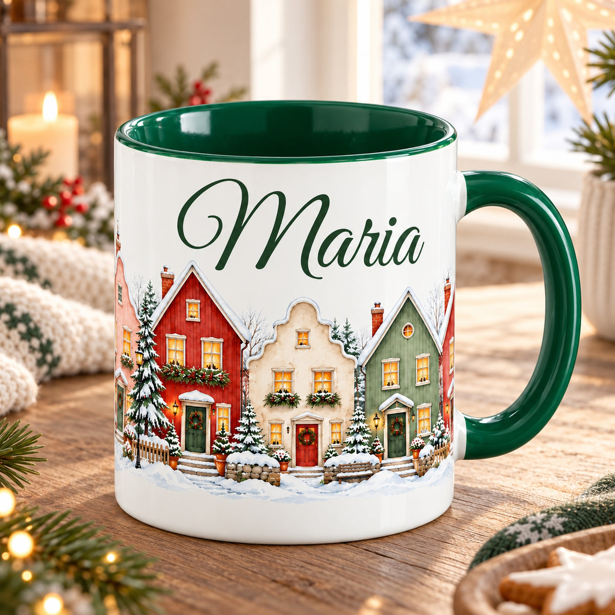 Personalisierte Tasse Giebelgasse auf einem Holztisch mit Strickstoff und Sternlaterne.