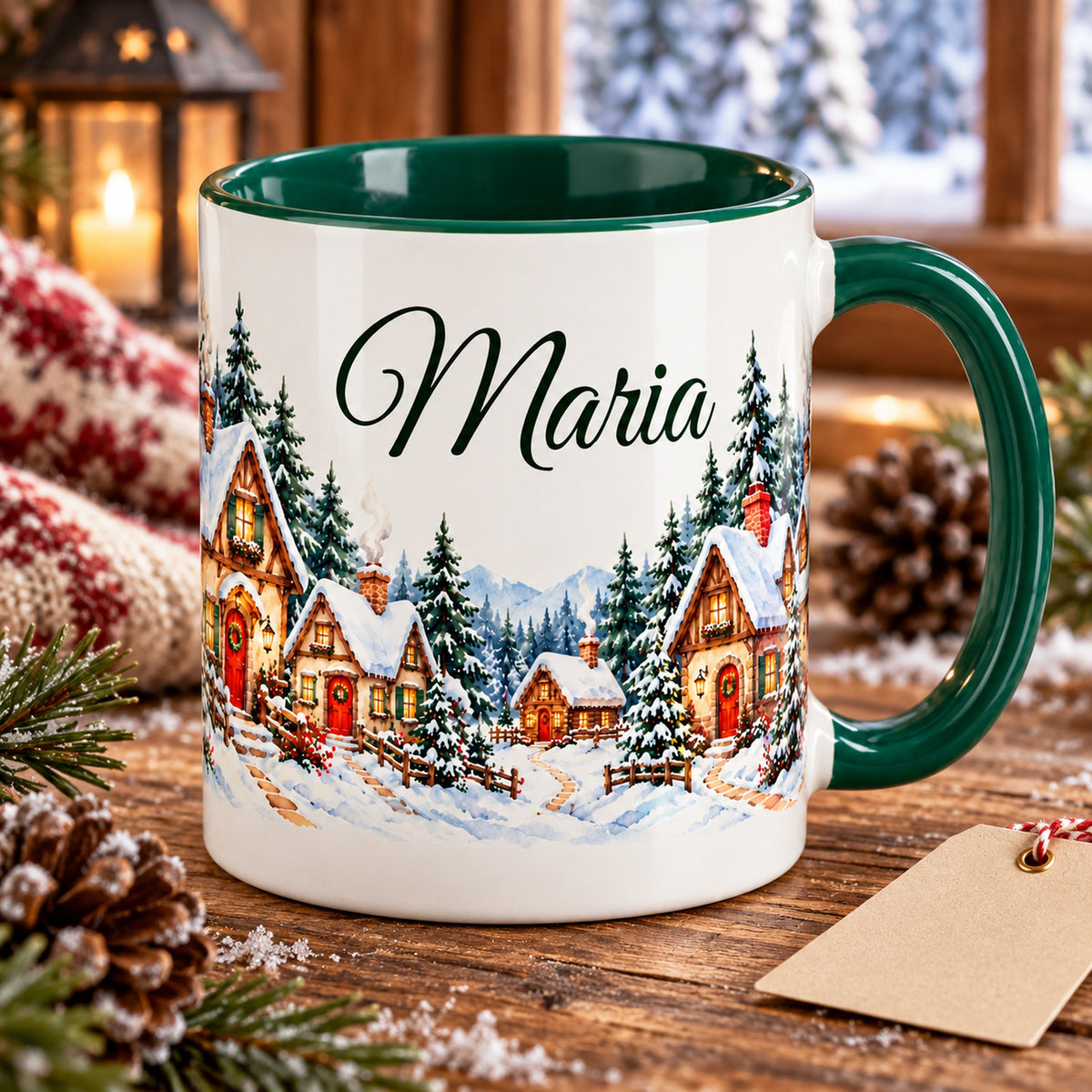 Personalisierte Tasse Waldhäuschen auf einem Holztisch mit Tannenzapfen vor einem Waldfenster.