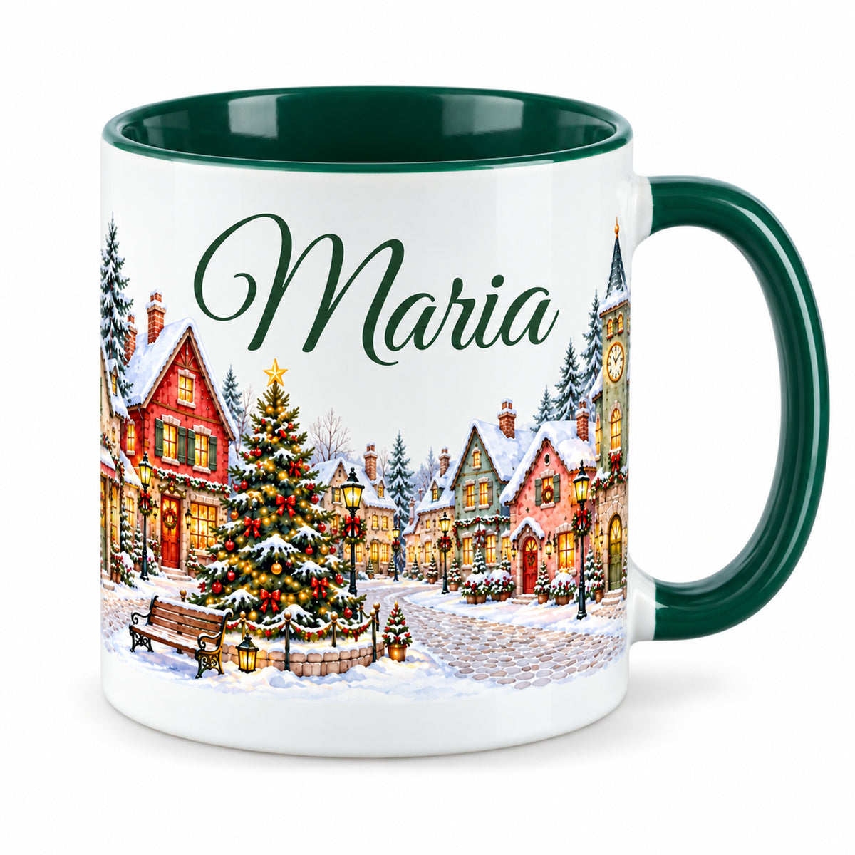 Weiße Tasse mit grünem Henkel, Weihnachtsbaum und verschneitem Dorfplatz und personalisiertem Namen.