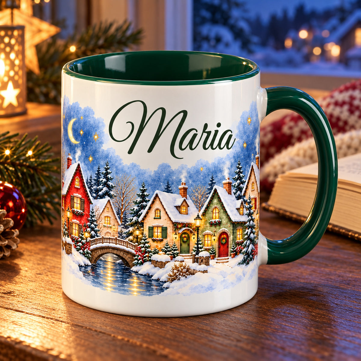 Personalisierte Tasse Sternennachtdorf auf einem Holztisch mit Buch und Stern bei Abendlicht.