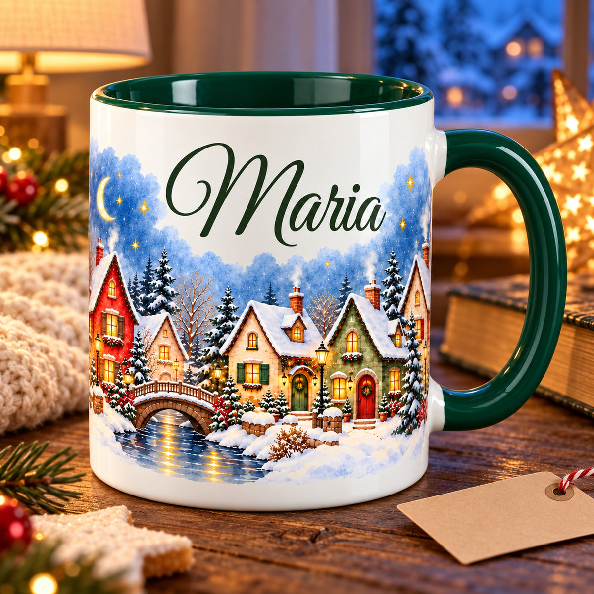 Personalisierte Tasse Sternennachtdorf auf einem Holztisch mit Buch und Geschenkanhänger bei Abendlicht.