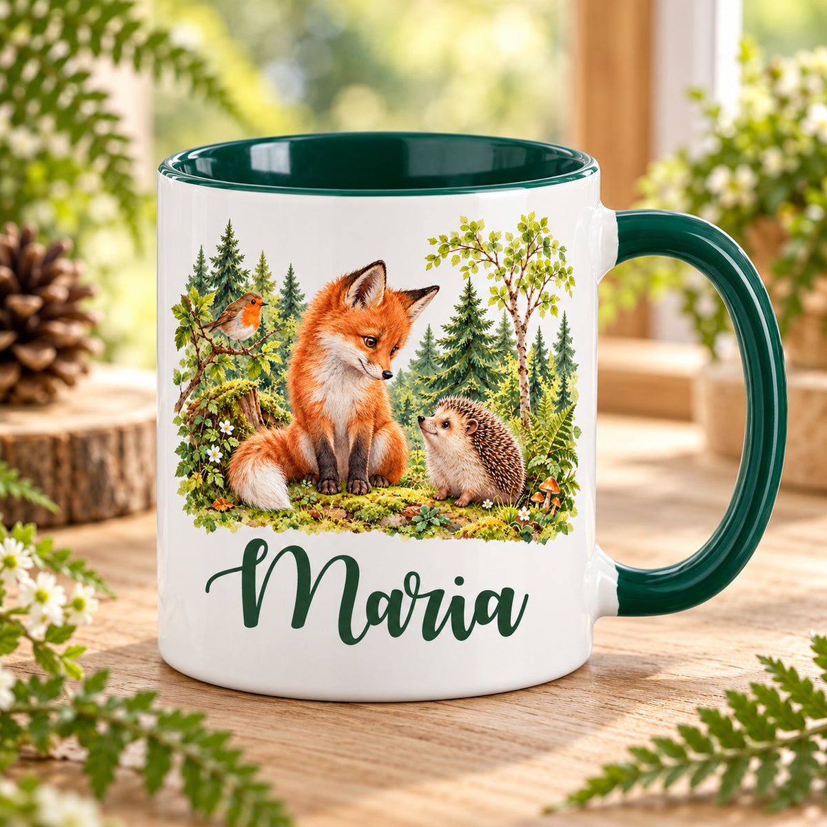Weiße Namenstasse mit grünem Henkel und Waldmotiv: Fuchs, Igel und Rotkehlchen, auf einem Holztisch.