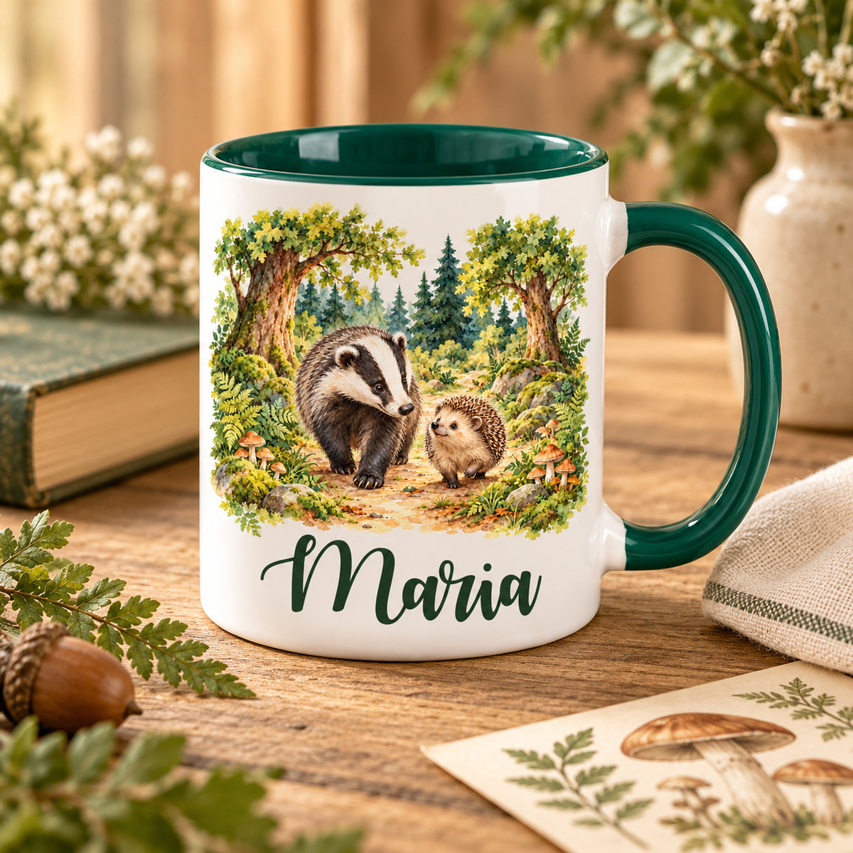 Namenstasse mit Dachs und Igel auf einem Holztisch neben Buch und Naturdekoration.