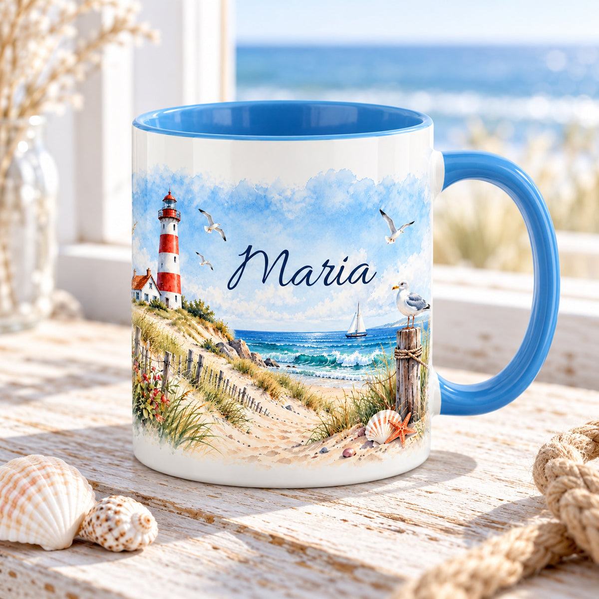 Personalisierte maritime Tasse mit Leuchtturm und Dünen, Meer und hellblauem Henkel in Küstenszene