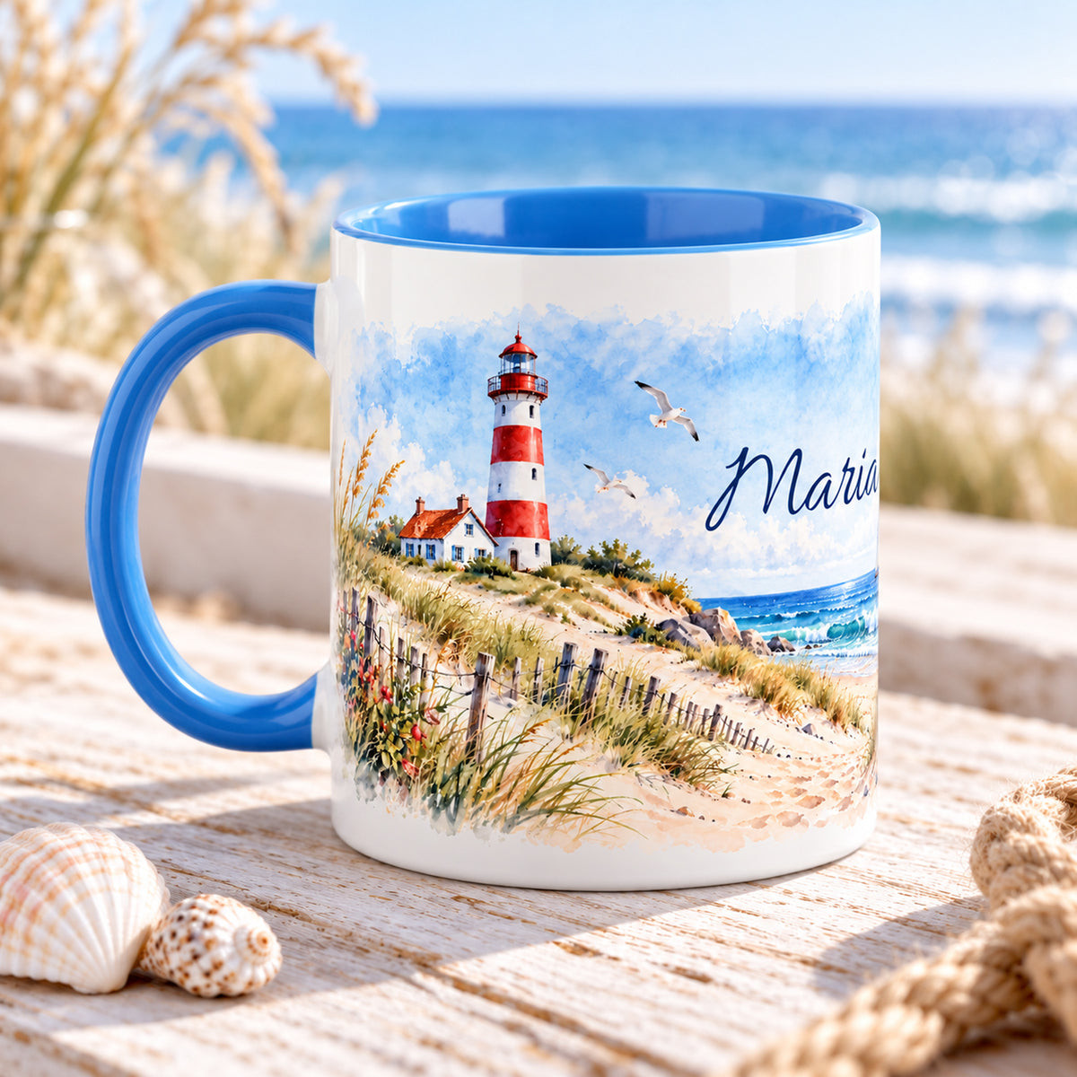 Weitere Ansicht der maritimen Tasse mit Leuchtturm und Dünen und umlaufender Küstengestaltung