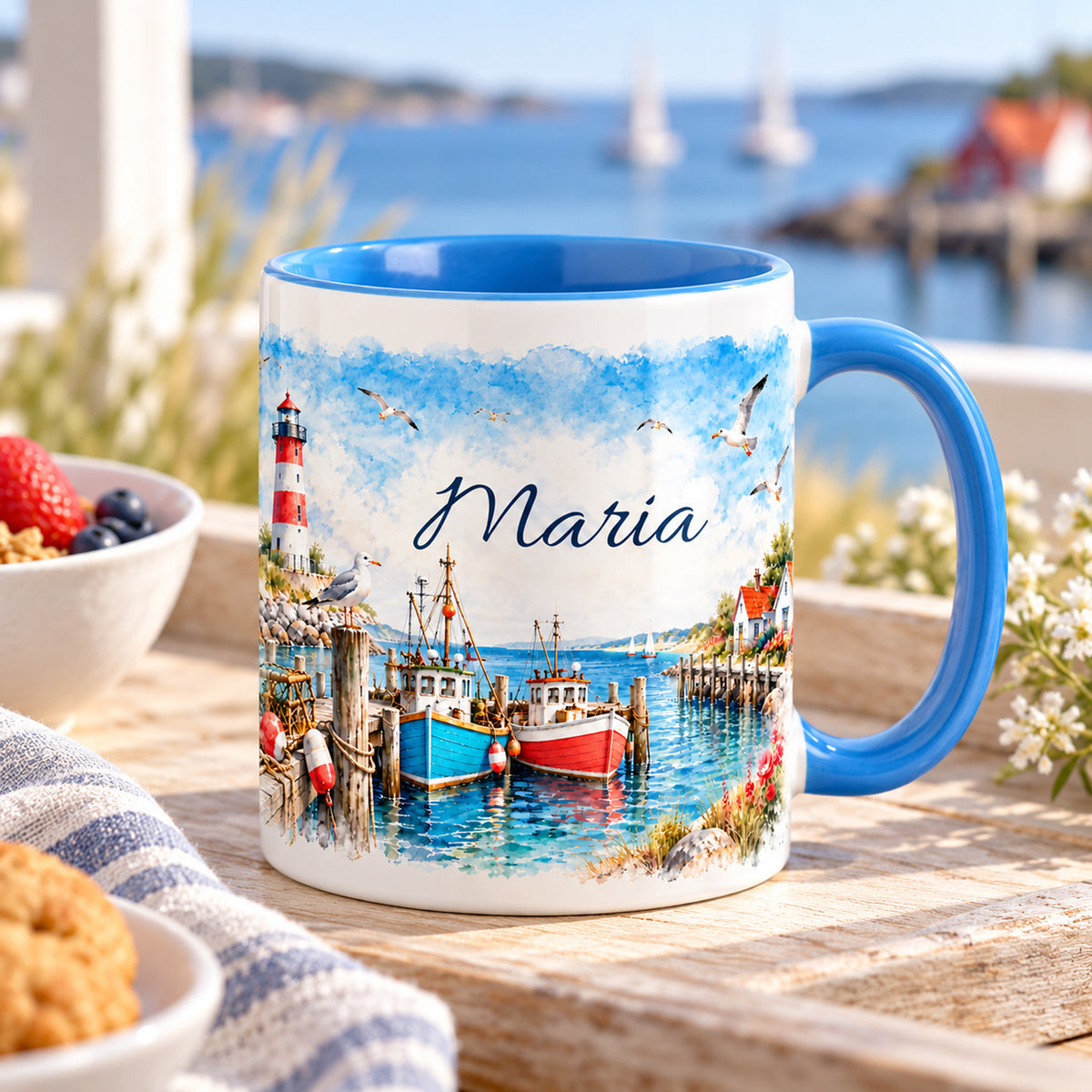 Personalisierte maritime Tasse mit Fischerhafen bei einer Meeresauszeit