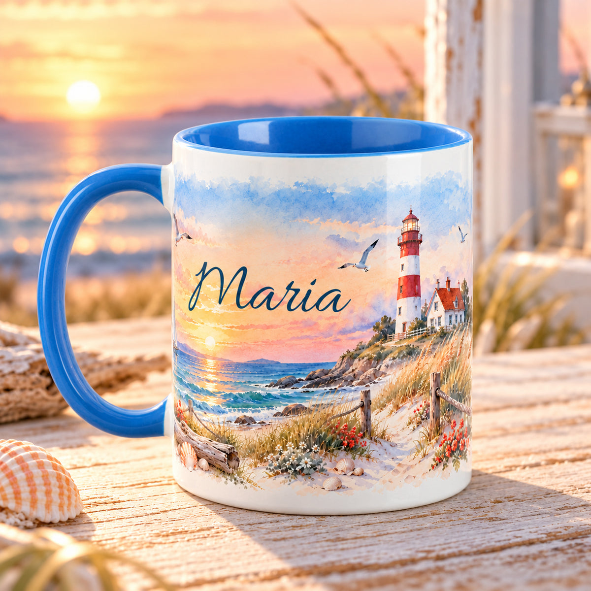 Weitere Ansicht der maritimen Tasse mit Leuchtturm im Abendlicht und umlaufender Küstengestaltung