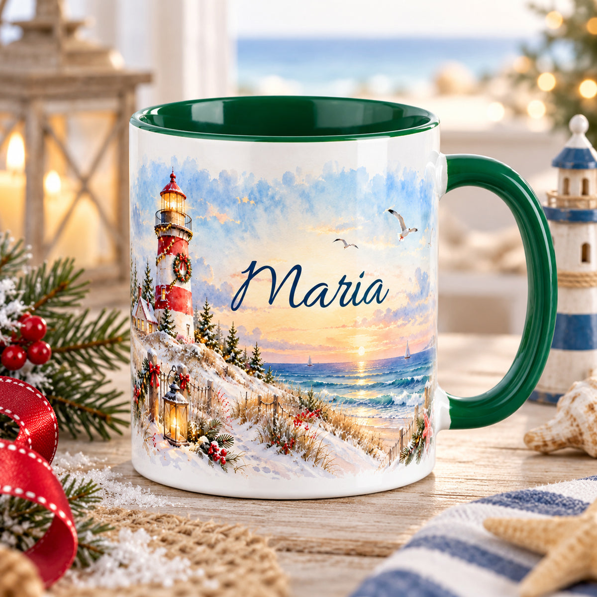 Personalisierte weiß-grüne Weihnachtstasse mit Leuchtturm und Küstenpanorama in einer festlichen maritimen Szene.