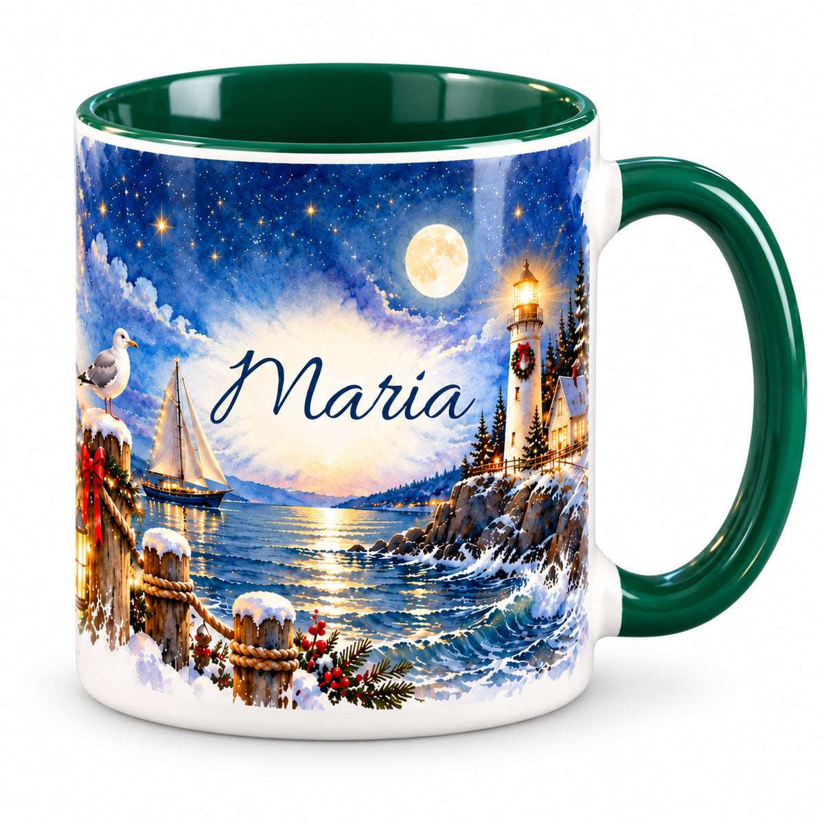 Grün-weiße Keramiktasse mit personalisiertem Küstenmotiv Küstenweihnacht bei Nacht vor weißem Hintergrund.